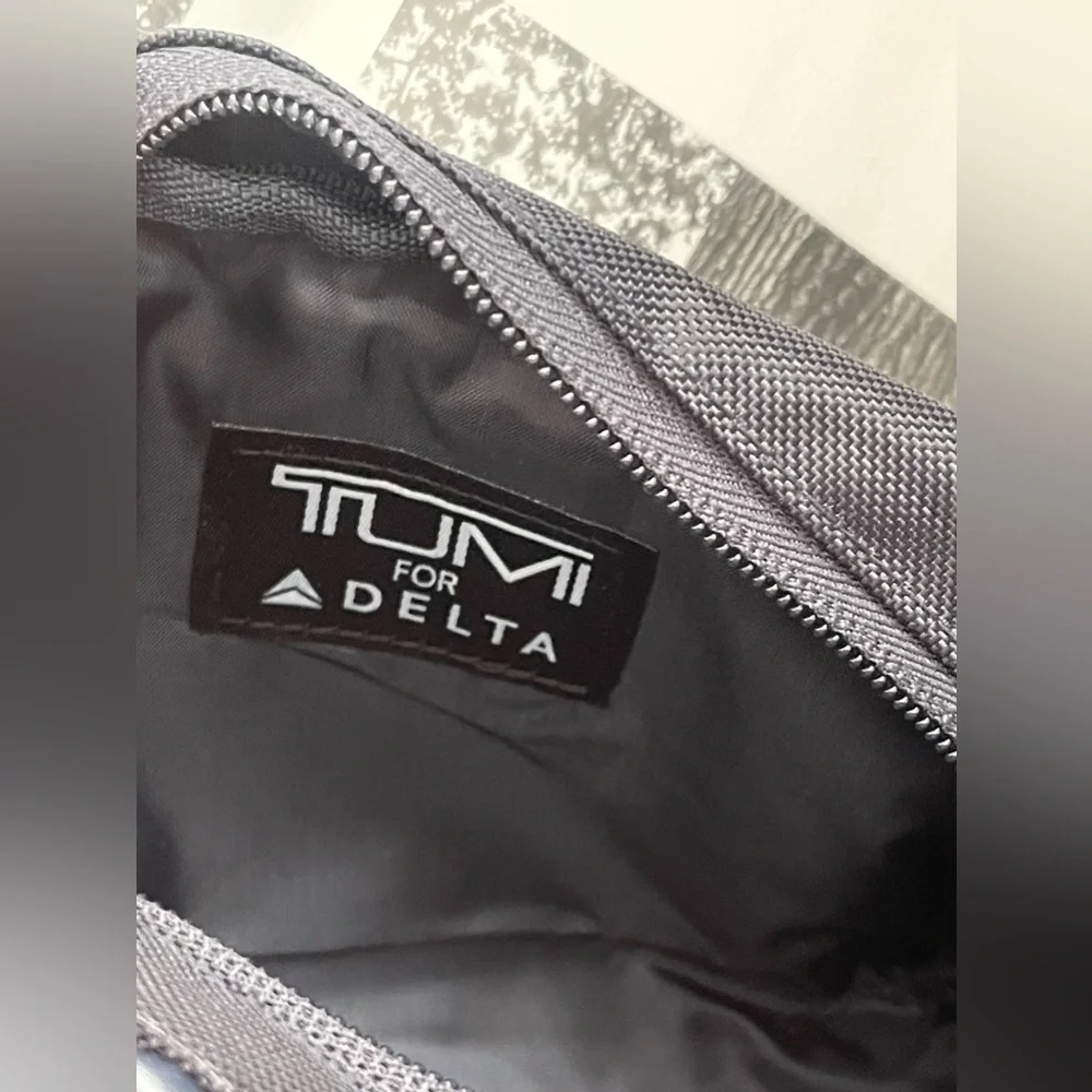 New Tumi For Delta Lined Cosmetic Bag In Navy Blue / Tumi Sleeping Mask In Black